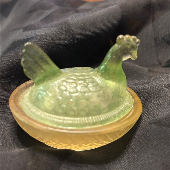 Vintage pastel pink bottom/green lid frosted glass hen on a nest salt cellar - Picture 4 of 12